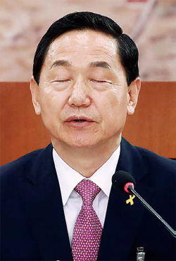 ▲ 김상곤 사회부총리 겸 교육부 장관 후보자가 29일 오전 국회 교육문화체육관광위원회에서 열린 인사청문회에서 야당 의원들의 의사 진행 발언을 들으며 눈을 감고 있다. 연합뉴스