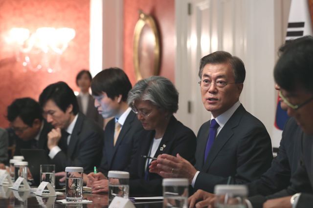▲ 문재인 대통령이 1일 오전(현지 시각) 미국 워싱턴 D.C. 백악관 블레어하우스에서 워싱턴 D.C. 주재 특파원들과 간담회를 갖고 있다.  /연합