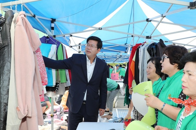 ▲ 평택시새마을회 3R 자원재활용품 수집운동 및 자원순환 나눔 축제에서 공재광시장