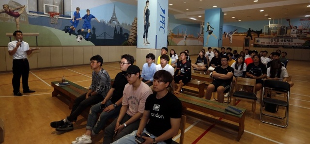 ▲ 경기도체육회가 선진국형 새로운 생활체육 모델로 정착시키기 위해 시행하고 있는 ‘경기도형 생활체육 혁신 모델 아카데미’에서 참가자들이 강사의 설명을 듣고 있다.경기도체육회 제공