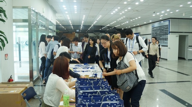 지난 1일 수원 아주대학교 종합관에서 열린 제14회 한일차세대학술포럼에 참석한 한국과 일본 학자들이 포럼 입장을 위해 등록 절차를 밟고 있다. 아주대학교 제공