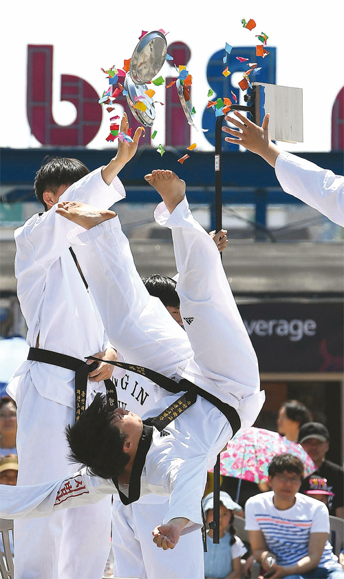 수원월드컵경기장에서 열린 ‘수원 세계문화축제’에서 용인대학교 태권도 시범단이 묘기에 가까운 태권도 시범을 선보이고 있다.