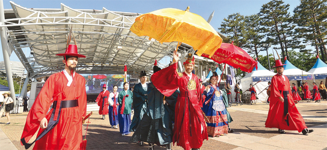 수원월드컵경기장에서 열린 ‘수원 세계문화축제’에서 정조대왕거둥행사가 외국인을 비롯해 시민들의 이목을 끌었다.