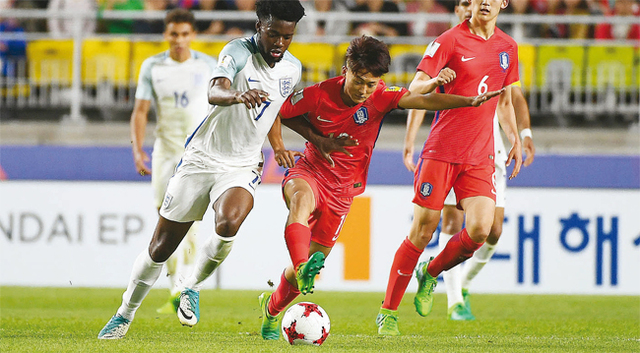 수원월드컵경기장에서 열린 한국과 잉글랜드의 2017 FIFA U-20 월드컵 A조 조별리그 3차전에서 한국의 이승우가 돌파를 시도하고 있다.