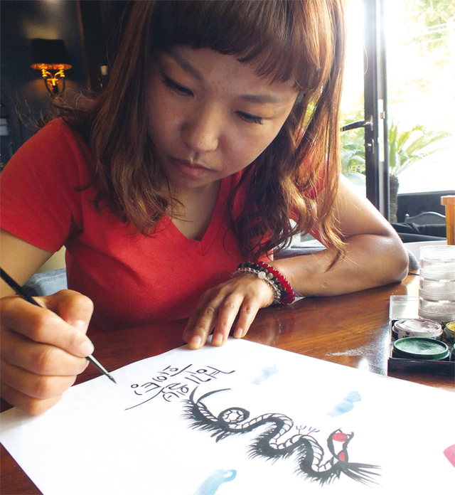 김선영 한국NGO레인보우 대표가 캘리그라피로 경기일보 파이팅을 표현하고 있다.