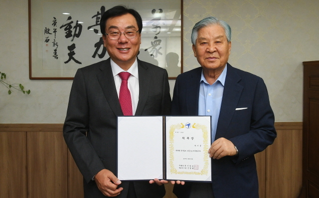 ▲ ‘경기일보 고문 위촉식’이 열린 30일 경기일보에서 신항철 본보 대표이사 사장이 박기춘 전 국회의원에게 위촉장을 수여한 후 기념 촬영을 하고 있다. 오승현기자