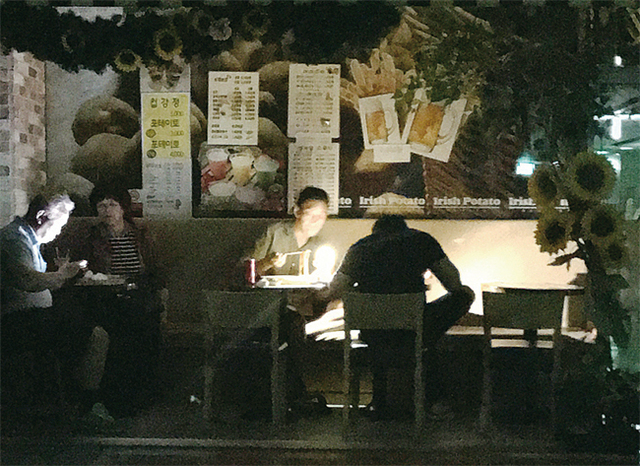 광명시와 서울 서남부 일대 등에 대규모 정전이 발생한 6월11일 서울 신도림 테크노마트 내부에 비상등을 제외한 전등이 모두 꺼져 캄캄한 모습. 시민들이 어둠 속에서 식사하고 있다.