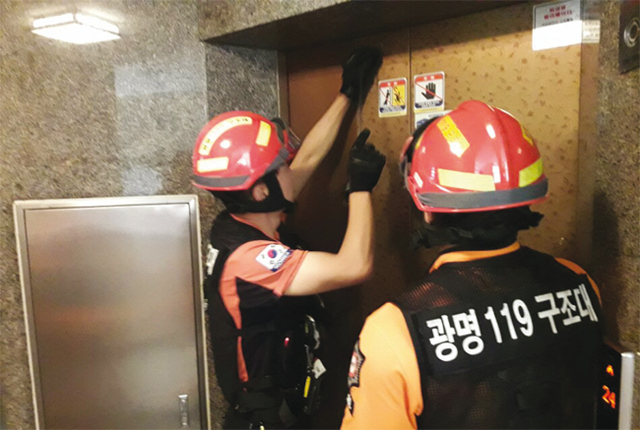 정전사태로 작동이 멈춘 광명시 소하동 한 건물 엘리베이터에서 신고를 받고 출동한 소방관이 구조작업을 벌이고 있다. 
