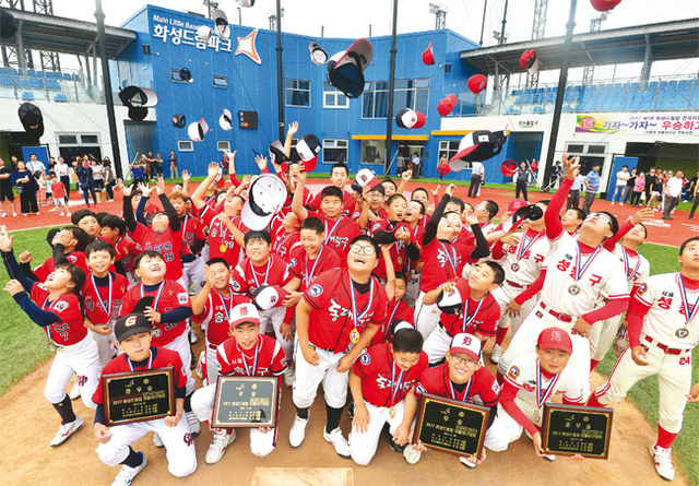 화성시·경기일보 공동주최 ‘2017 화성드림컵 리틀야구대회’ AㆍB조에서 서울 동대문구와 송파구 리틀야구단이 우승을 차지하며 막을 내렸다. 20일 화성드림파크 야구장에서 열린 시상식 후 AㆍB조 우승팀과 준우승팀 선수들이 하늘 높이 모자를 던지며 기쁨을 만끽하고 있다.