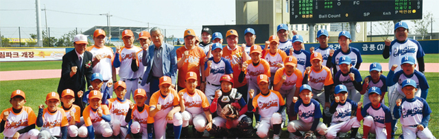 리틀야구대회에서 채인석 화성시장, 김정주 화성시의회 의장, 신항철 경기일보 대표이사 사장 등 참석자들이 선수들과기 념촬영을 하고 있다.