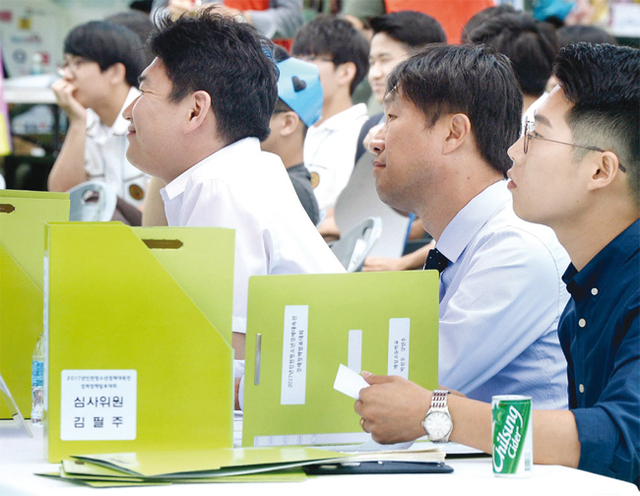 심사위원들이 경제정책 발표대회 참가 학생들의 제안발언들을 경청하고 있다. 