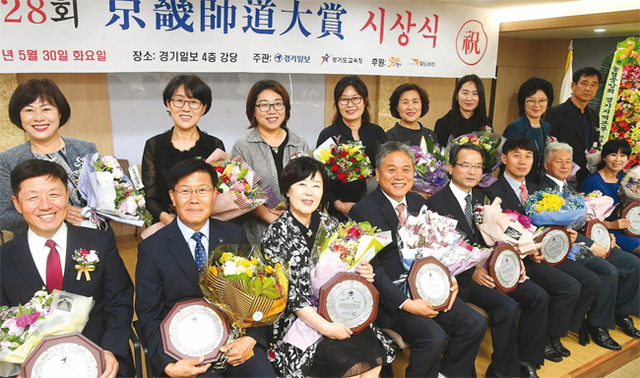 각 부문 영예의 수상자들이 환한 미소 속에 배우자와 함께 기념촬영 하고 있다.