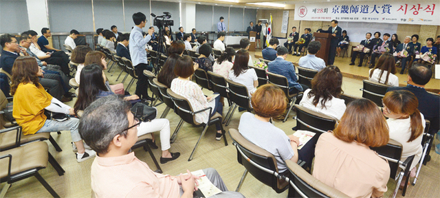 신선철 본보 회장이 경기사도대상 시상식이 열린 본보 대회의실에서 인사말을 하고 있다.