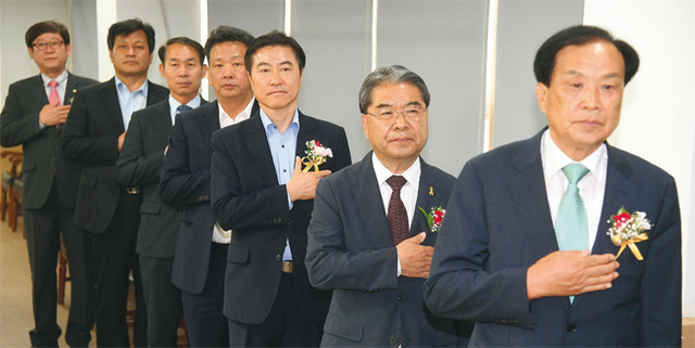 이재정 경기도교육감, 이재율 경기도 행정1부지사, 정민화 농협중앙회 경기지역본부 부본부장, 신재권 월드비전 경기남부지역본부장, 신선철 본보 회장 등 참석자들이 시상식에 앞서 국민의례를 하고 있다