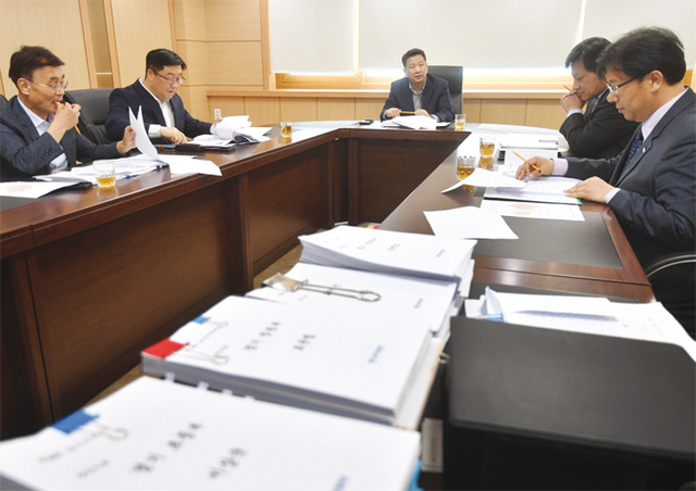 심사위원들이 제28회 경기사도대상 수상 대상자를 심사하고 있다.