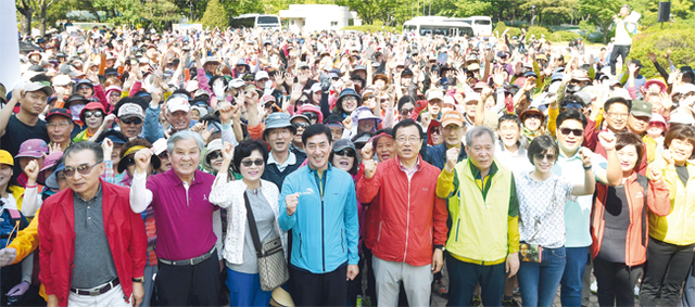 제6회 하남 위례강변길 걷기대회에서 오수봉 하남시장, 김종복 하남시의회 의장, 신항철 본보 대표이사 사장, 김선배 하남위례길사람들 회장 등 내빈과 5천여 명의 시민들이 출발전 파이팅을 외치고 있다.