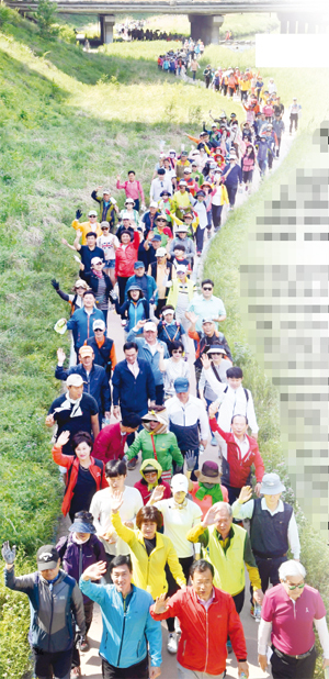 ▲ 5월21일 하남시체육회와 본보가 함께한 백제가 꿈꾼 제6회 하남 위례강변길 걷기대회에서 시민들이 덕풍천변을 걷고 있다.