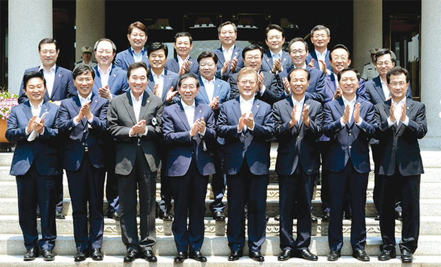 청와대에서 열린 문재인대통령 시도지사 간담회가 5월14일 열렸다. 이 자리에서 유정복 인천시장은 해양경찰청 인천환 원을 거듭 주장했다.