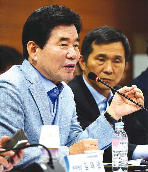 국정기획자문위원회에서‘유보통합(유치원과 어린이집으로 이원화된 유아교육과 보육과정의 통합)’을 주제로 열린 끝장 토론에서 김진표 위원장이 발언을 하고 있다.