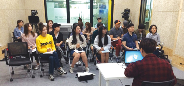 교육과정은 영상 제작 기술과 플랫폼, 산업 지식 등이 부족한 크리에이터 지망자들을 대상으로 2개월 간 기본교육을 진행한 후 1개월 내외의 멘토링과 과제수행 기간을 거친다.