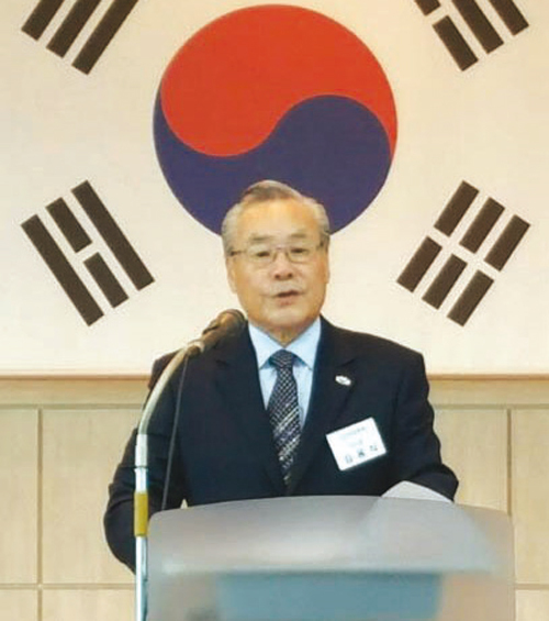 김용식 (사)인천서구발전협의회 회장이 기념행사 후 연설을 하고 있다.
