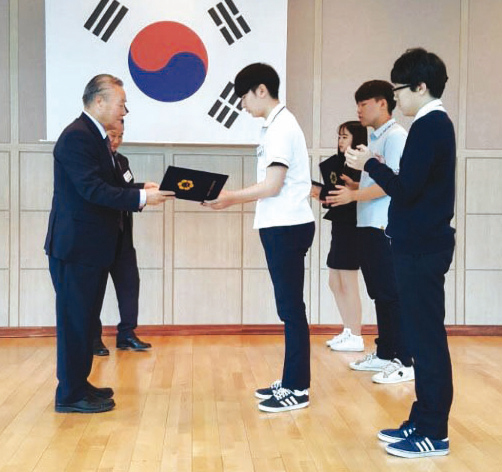 김용식 (재)서인천장학회 이사장이 지역 고교생들에게 장학금을 전달하고 있다.