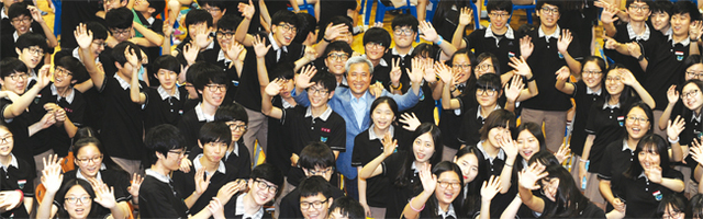 세마고 학생들과 기념촬영을 하는 모습.