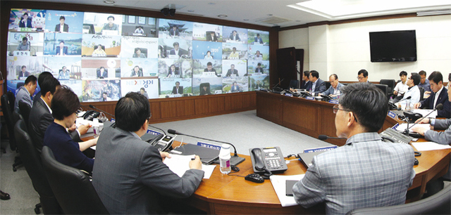 남경필 경기도지사가 가뭄대책회의를 주재하고 있다. 