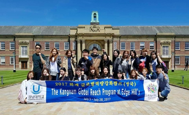 ▲ 사진1 영국 글로벌역량강화 캠프에 참가한 학생들이 Edge Hill University 앞에서 기념촬영을 하고 있다.