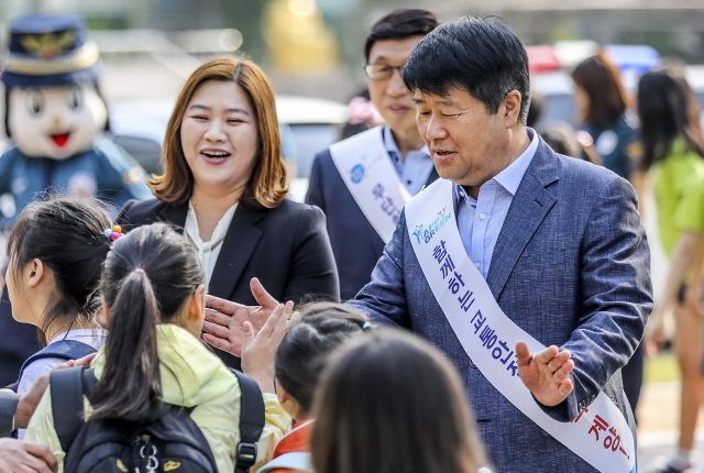 ▲ 박형우 계양구청장이 초등학교 등굣길의 학생들을 대상으로 교통안전 캠페인을 함께 하고 있다.계양구청 제공