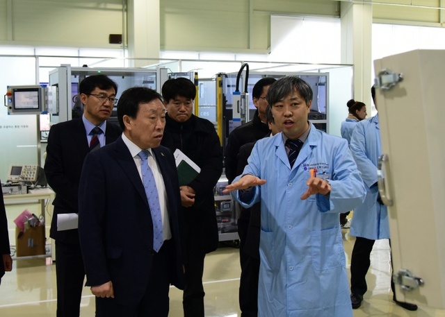 ▲ 제종길 안산시장이 2월 9일 성곡동 데모 스마트공장을 방문해 추진상황을 점검하고 있다.