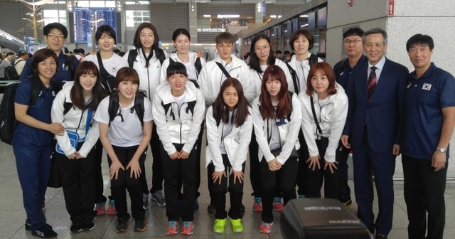 ▲ 4일 오전 인천국제공항 출국장에서 국제배구연맹(FIVB) 그랑프리 세계여자배구대회에 출전하는 여자배구 대표팀 선수들이 출국 전 기념 촬영을 하고 있다.연합뉴스