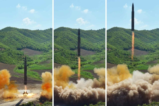 ▲ 북한은 지난 4일 실시한 대륙간탄도미사일(ICBM) ''화성-14'' 발사를 통해 미사일 탄두부의 대기권 재진입 및 단 분리 기술을 시험했다고 노동신문이 5일 보도했다.  /연합