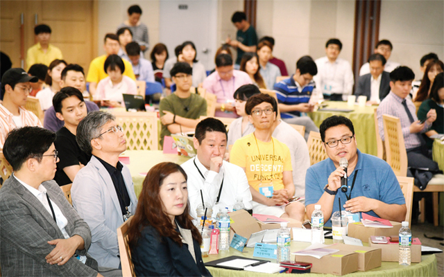 ▲ 경기도 ‘OZ인큐베이션 센터’가 개소한 5일 성남 판교 스타트업캠퍼스에서 젊은 창업자들이 제품개발자들의 설명을 듣고 있다. ‘OZ인큐베이션 센터’란 우수한 잠재력을 갖춘 초기 스타트업 기업에 창업지원 서비스를 제공해 자생력 있는 ‘강소기업’으로 만드는 창업보육시설이다. 김시범기자