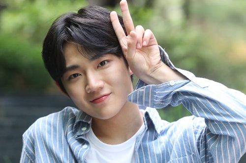 '프로듀스 101 시즌2'에 출연한 안형섭이 연합뉴스에서 진행된 인터뷰에 앞서 포즈를 취하고 있다.연합뉴스