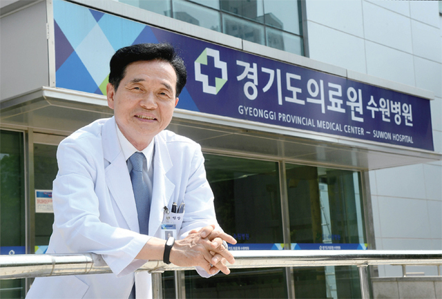 경기도의료원은 ‘2025년, 경기도민이 가장 먼저 찾는 최고의 의료원이 되자’를 목표로 고군분투하고 있다. 도의료원 소속 6개 병원(수원ㆍ안성ㆍ이천ㆍ의정부ㆍ파주ㆍ포천)도 더 나은 의료서비스를 제공하기위해 많은 변화를 꾀하고 있다. 유병욱 도의료원장이 도의료원의 밝은 미래를 꿈꾸며 환하게 웃고 있다. 김시범기자