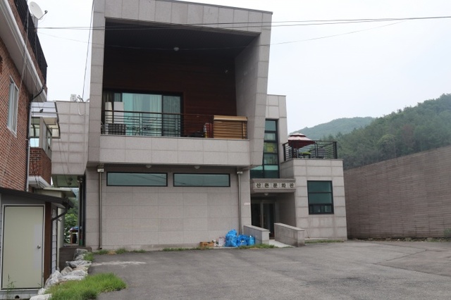 ▲ 양동면 계정3리 산촌생태마을의 '산촌문화관'이란 이름의 건물. 운영아 중단된 상태로 건물 2층에는 누군가  살고있는지 애완견이 묶여있다.