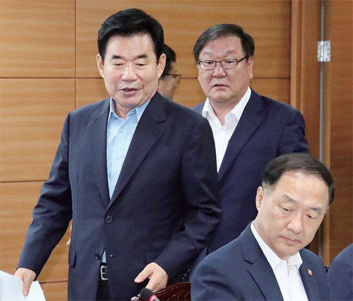 ▲ 전체회의 참석한 김진표 국정기획자문위원회 김진표 위원장( 왼쪽부터)과 김태년 부위원장이 10일 오전 서울 종로구 통의동 국정기획자문위원회에서 열린 전체회의에 참석하고 있다. 연합뉴스