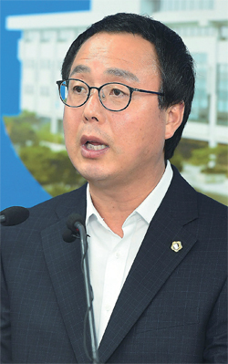 ▲ 취임 1주년을 맞은 정기열 경기도의회 의장이 10일 오후 도의회 브리핑룸에서 기자회견을 통해 지난 1년간의 성과를 비롯해 연정,일자리 창출 등 현안 과제와 남은 임기동안의 의정활동에 대해 밝히고 있다. 오승현기자