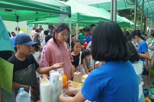 ▲ 사진2_가평교육0707 생태장터에서 물건 사는 모습