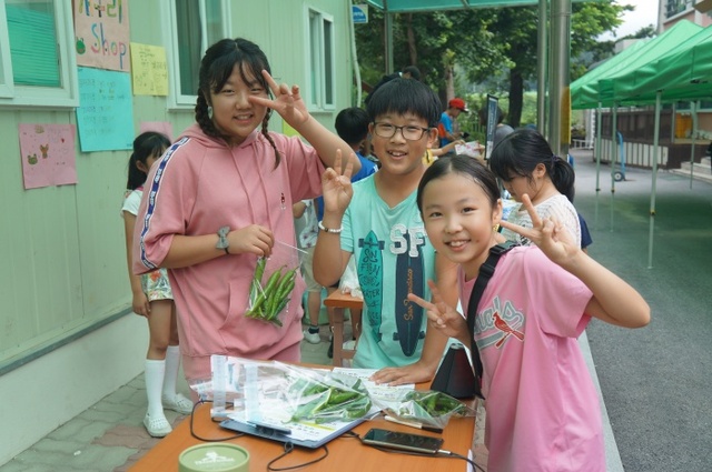 ▲ 사진5_가평교육0707 장터개장준비모습(2)