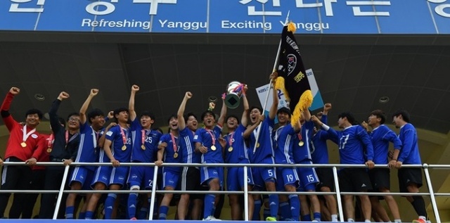 ▲ 구제13회 1, 2학년 대학축구대회에서 우승을 차지한 중앙대 선수단이 우승컵과 우승기를 들어올리며 환호하고 있다.대한축구협회 제공