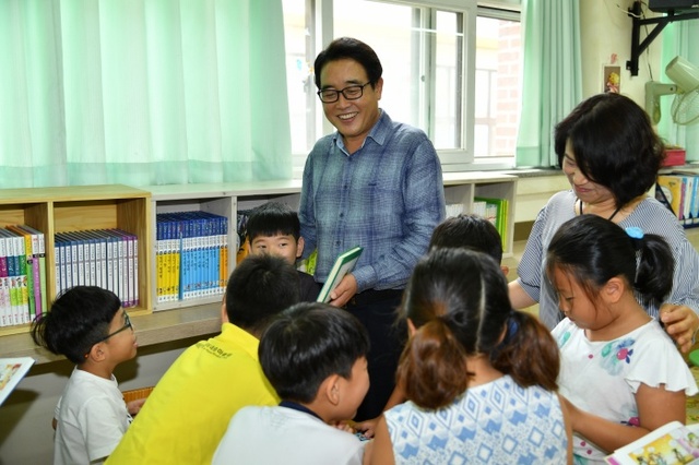 초등학교에서 아이들과 함께하는 김선교 군수