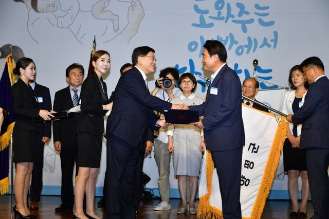 11일 오후 서울 63컨벤션센터 그랜드볼룸에서 열린 제6회 인구의 날 기념식에서 김선교 양평군수(오른쪽 두번째)가 대통령 표창을 받고 있다. 양평군 제공