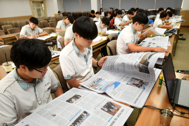 11일 경기일보 본사에서 열린 ‘1일 기자체험-띵동, 기사 배달왔습니다’에 참여한 성남 문원중학교 학생들이 신문제작을 체험하고 있다. 경기일보가 경기·인천지역 중학생을 대상으로 실시하는 1일 기자체험은 중학교 자유학기제 취지에 맞춰 토론·실습·체험을 중심으로 이뤄진다. 김시범기자