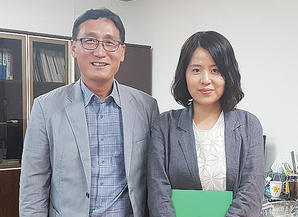 ▲ 곽호필 수원시 도시정책실장(사진 왼쪽)이 ‘경기도청 주변 도시재생활성화 사업’ 총괄계획가로 한지형 아주대 건축학과 교수를 위촉한 뒤 기념촬영을 하고 있다.  수원시 제공
