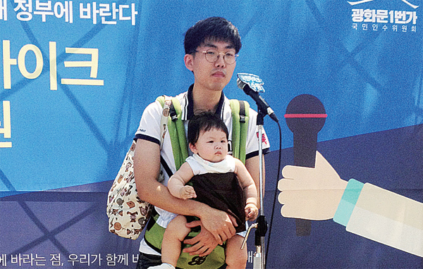 ‘국민마이크 in 수원’ 마이크 앞에 선 시민들이 새정부에 바라는 정책들을 말하고 있다.