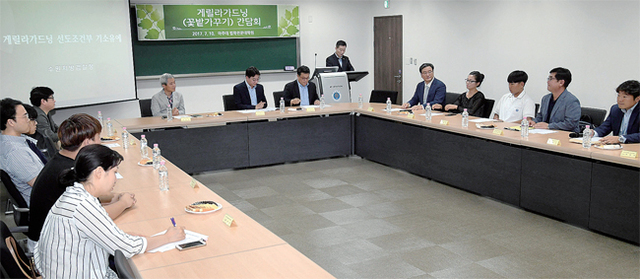 ▲ 10일 아주대학교 법학전문대학원에서 열린 수원지방검찰청 게릴라가드닝(꽃밭 가꾸기) 간담회에서 곽상욱 오산시장, 이선봉 수원지검 형사2부장 검사, 이재복 법사랑위원 수원지역팔달지구회장, 이명관 경기일보 사회부 차장 등 참석자들이 대화를 나누고 있다. 전형민기자