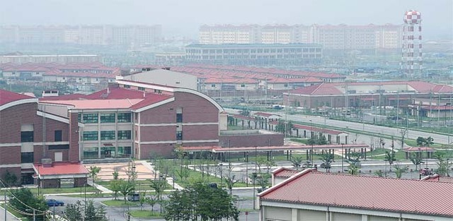 ▲ 주한미군의 핵심이면서 상징인 미8군사령부가 서울 용산에서 평택으로 주둔지를 이전하며 미8군의 평택시대가 열렸다. ‘미8군사령부 개청식’이 열린 11일 평택시 캠프 험프리스 내 패밀리하우징에서 바라본 미8군사령부 주둔지의 모습. 주한미군은 올해 말까지 나머지 부대 이전을 모두 완료할 계획이다. 오승현기자