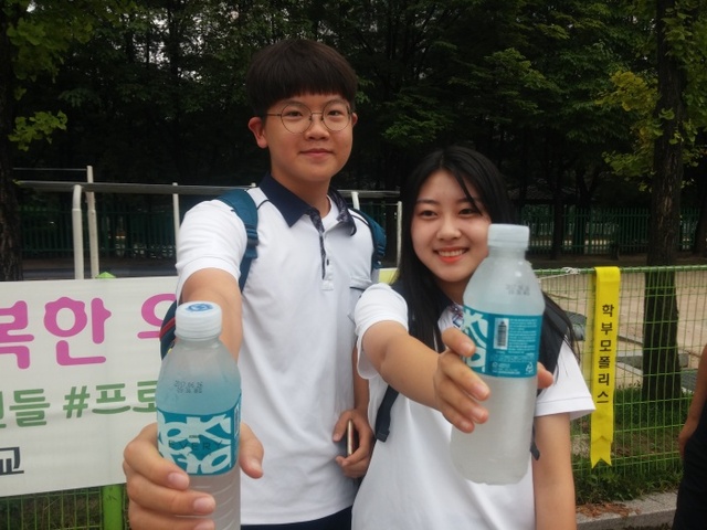 ▲ 생수 나눠주기1